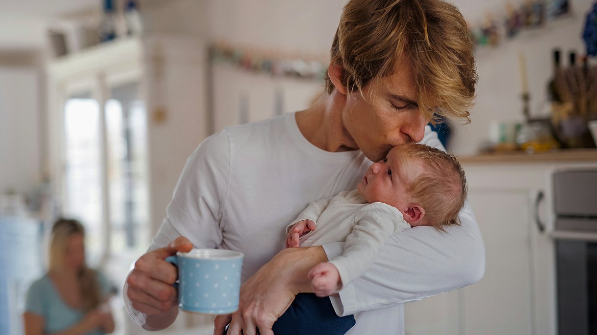 Imagen de un padre besando la frente de su hijo