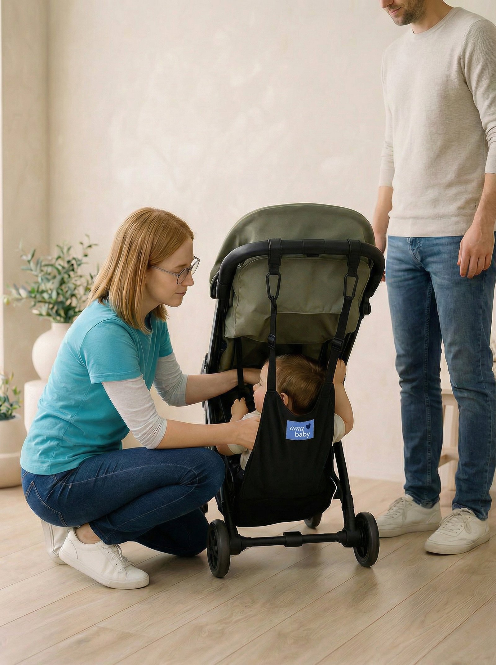 Asesoría Imagen de una madre poniendo a su hijo en una Amaca Amababy