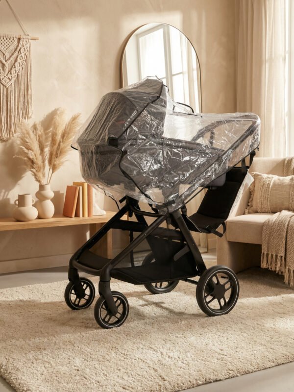 Burbuja para la lluvia Amababy puesta sobre carrito de bebé con hamaca.